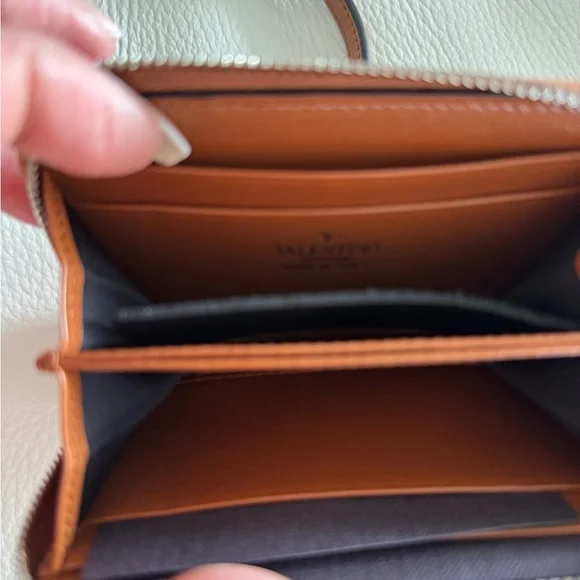 LOW START!! Valentino Garavani wallet V logo on zipper pull with removable strap - Picture 4 of 13